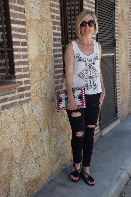 Top étnico con ripped jeans black and white