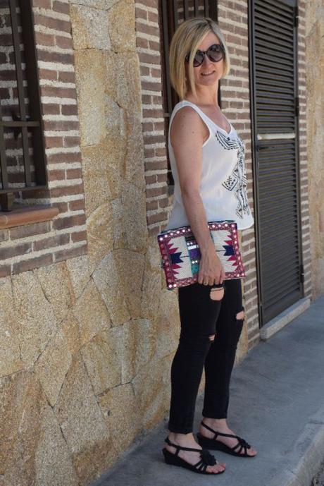 Top étnico con ripped jeans black and white