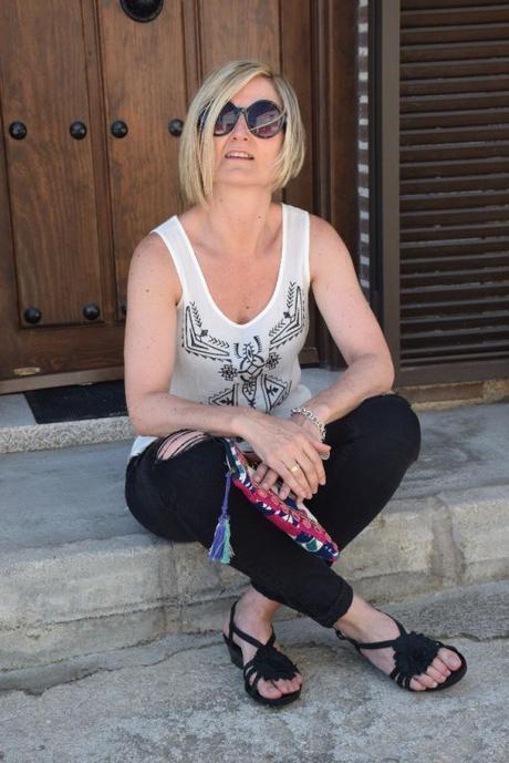 Top étnico con ripped jeans black and white