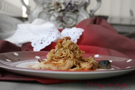 Solomillos de pollo con fideos orientales, verduras y gazpacho El Ágora de Ángeles solomillos de pollo, fideos orientales