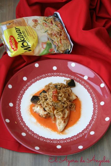 Solomillos de pollo con fideos orientales , verduras y gazpacho El Ágora de Ángeles solomillos de pollo, fideos orientales