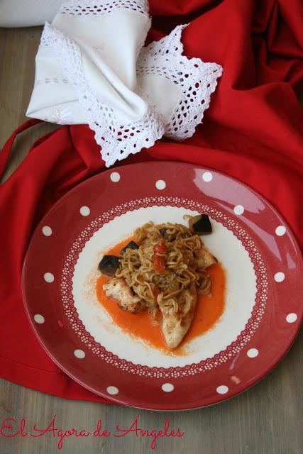 Solomillos de pollo con fideos orientales , verduras y gazpacho El Ágora de Ángeles solomillos de pollo, fideos orientales