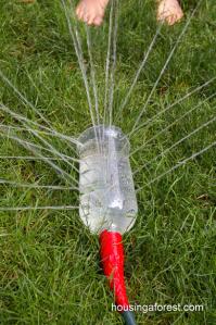 10 Actividades Para Realizar Con Sus Niños Este Verano diy-sprinkler