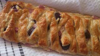 Trenza de hojaldre rellena de cerezas y queso Trenza de hojaldre rellena de cerezas y queso