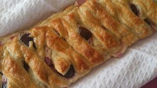 Trenza de hojaldre rellena de cerezas y queso Trenza de hojaldre rellena de cerezas y queso