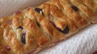 Trenza de hojaldre rellena de cerezas y queso Trenza de hojaldre rellena de cerezas y queso