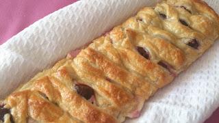 Trenza de hojaldre rellena de cerezas y queso Trenza de hojaldre rellena de cerezas y queso