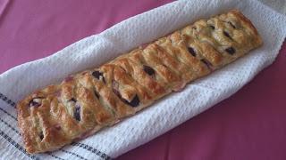 Trenza de hojaldre rellena de cerezas y queso Trenza de hojaldre rellena de cerezas y queso