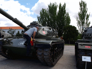 Motero tomando los tanques al asalto, en la concentración motera del Ejército de Tierra 2015, en El Goloso. Motero tomando los tanques al asalto, en la concentración motera del Ejército de Tierra 2015, en El Goloso.