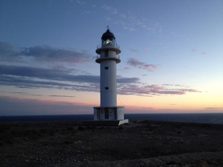 En busca del silencio: las 10 playas más tranquilas de Ibiza y Formentera faro de la mola