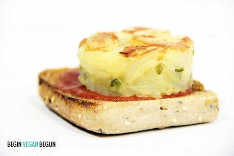Tortilla de patata vegana con pimientos tortilla de patata vegana con pimientos