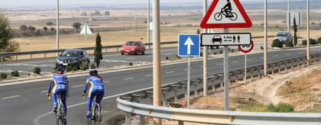 Muchos conductores se preguntan ¿Es legal circular en bicicleta en paralelo? Muchos conductores se preguntan ¿Es legal circular en bicicleta en paralelo?