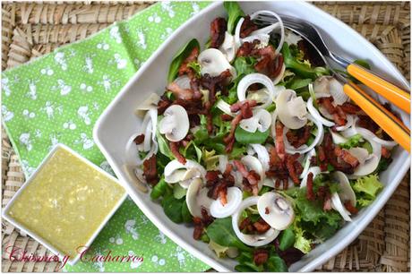 Ensalada con beicon y salsa de queso azul