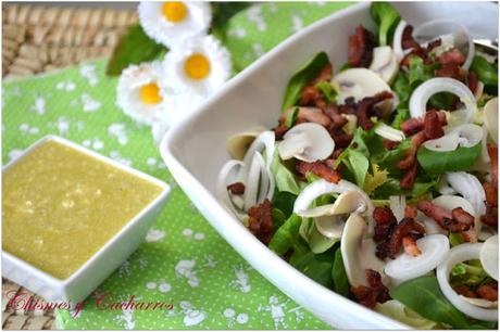 Ensalada con beicon y salsa de queso azul