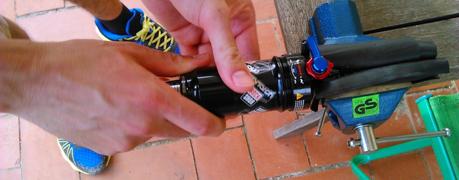 Mecánica mantenimiento amortiguador Rock Shox Monarch RT3: limpieza y lubricación (vídeo)