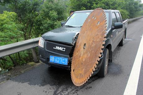 Hoja de sierra gigante casi corta un carro en dos en una autopista de China Hoja de sierra gigante casi corta un carro en dos en una autopista de China