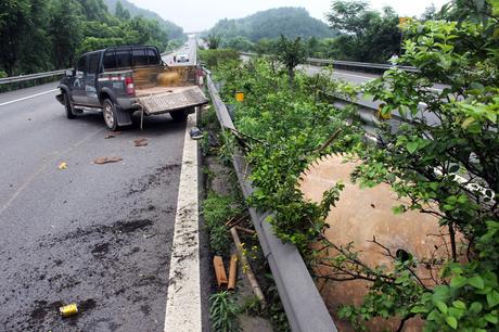 Hoja de sierra gigante casi corta un carro en dos en una autopista de China Hoja de sierra gigante casi corta un carro en dos en una autopista de China