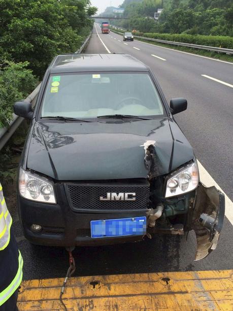 Hoja de sierra gigante casi corta un carro en dos en una autopista de China Hoja de sierra gigante casi corta un carro en dos en una autopista de China