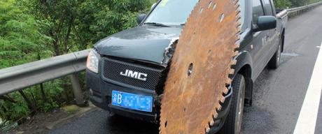 Hoja de sierra gigante casi corta un carro en dos en una autopista de China CIRCULAR SAW CAR CHINA