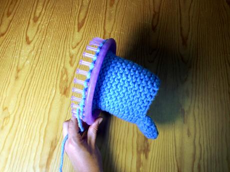 Prepara un gorrito con visera Tejiendo un gorrito con visera para bebé con telar circular