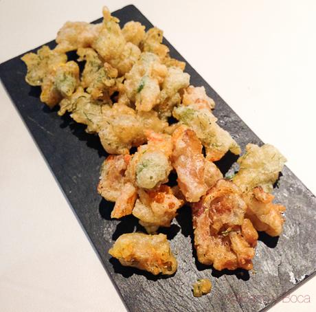 entrante de tempura de flores y hierbas del jardín la calendula baco y boca