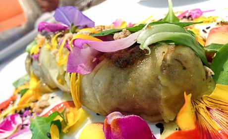 Canelón de manzana relleno de butifarra de perol  la calendula baco y boca