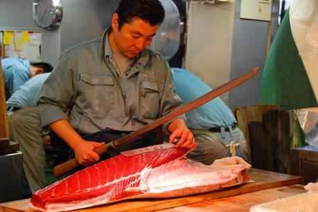 Cortando el Salmón en el mercado de Tsujiki