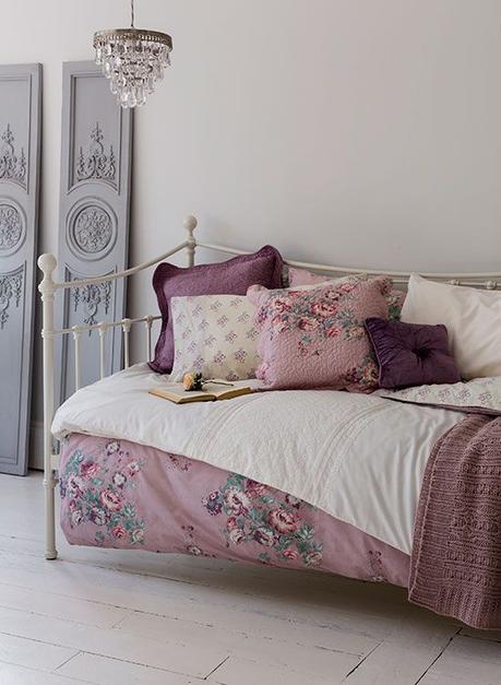 Estilismos de cama. Como ayudan a darle mas confort al dormitorio Cojines de flores y texturas
