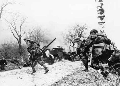 ‘Ardenas, 1944, la última apuesta de Hitler’ Soldados alemanes avanzando Batalla Ardenas