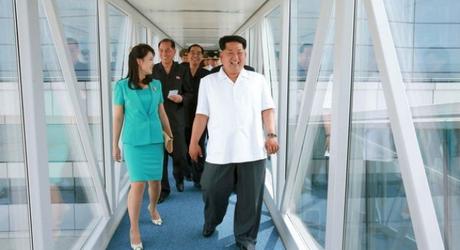 KIM JONG EJECUTÓ AL ARQUITECTO DEL NUEVO AEROPUERTO DE PYONGYANG POR NO GUSTARLE EL PROYECTO El aeropuerto es un reclamo para atraer al turismo internacional al país.Las instalaciones, cuentan con modernos servicios como múltiples cafeterías, una farmacia e incluso una fuente de chocolate,.