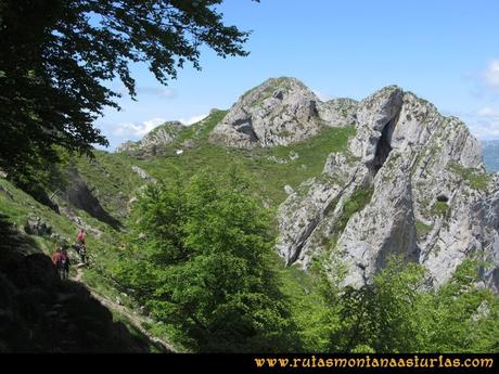 Ruta Les Campes Peña Mea: Hacia collada Doñango. Ruta Les Campes Peña Mea: Hacia collada Doñango.