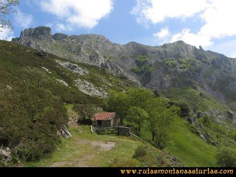 Ruta Les Campes Peña Mea: Collada Pelúgano, hacia la canal de las Cuevas Ruta Les Campes Peña Mea: Collada Pelúgano, hacia la canal de las Cuevas