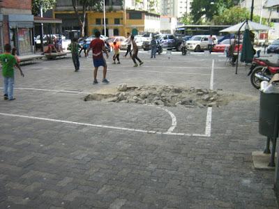 RECREO - HIDROCAPITAL DEJA TRABAJOS INCONCLUSOS EN LA CALLE BALDÓ DEL BULEVAR DE SABANA GRANDE