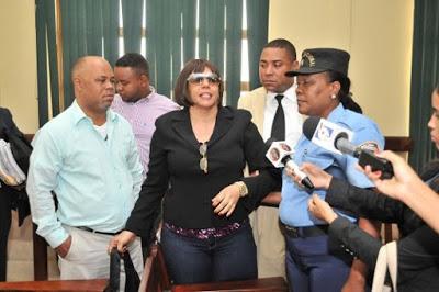Apresan mujer vendió a Educación terreno ajeno en RD$55 millones. Apresan mujer vendió a Educación terreno ajeno en RD$55 millones.
