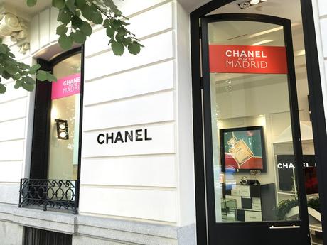 Esta es la entrada a la Pop UP de Chanel en Madrid Taller de maquillaje en la Pop Up Store de Chanel
