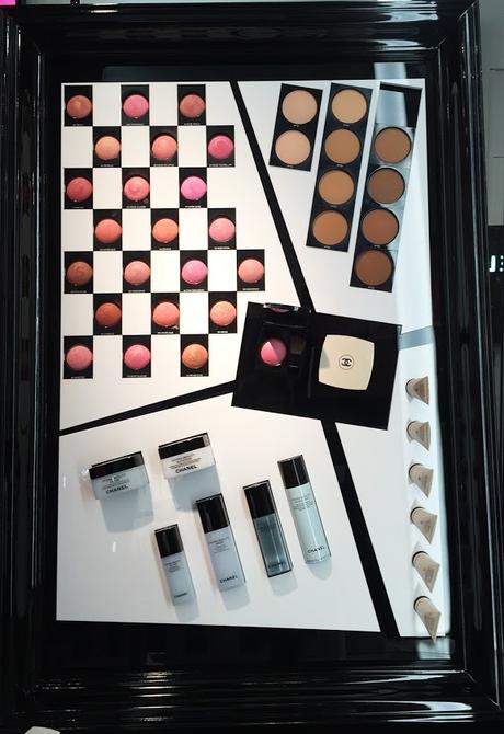 En este local había una galería de arte por lo que Chanel decidió presentar sus productos enmarcados en cuadros :) Taller de maquillaje en la Pop Up Store de Chanel