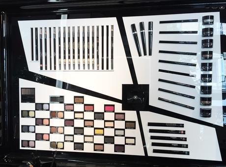 Antes este local albergaba una galería de arte y por eso los productos se presentan enmarcados Taller de maquillaje en la Pop Up Store de Chanel
