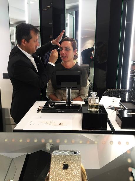 Atenta a lo que hacía Miguel para después repetirlo en mi rostro Taller de maquillaje en la Pop Up Store de Chanel