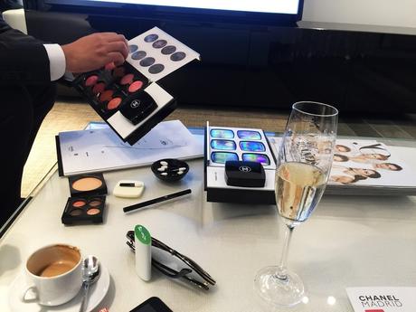 Miguel dándonos su opinión de cómo debería ser el maquillaje Taller de maquillaje en la Pop Up Store de Chanel