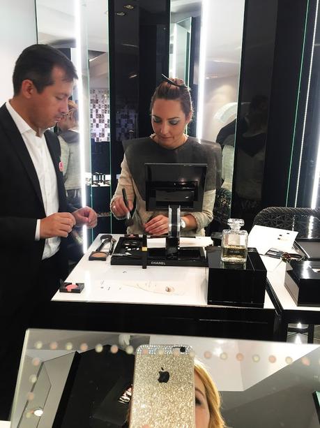 Aquí Isa escuchando y aprendiendo de Miguel. Todo un profesional del maquillaje. Taller de maquillaje en la Pop Up Store de Chanel