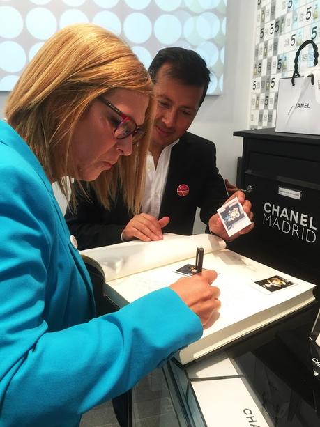 Antes de irnos dejamos constancia de nuestra visita :) Taller de maquillaje en la Pop Up Store de Chanel