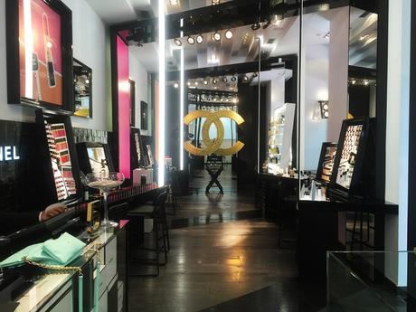 El interior está decorado con mucho gusto y con toda la filosofía de Chanel Taller de maquillaje en la Pop Up Store de Chanel
