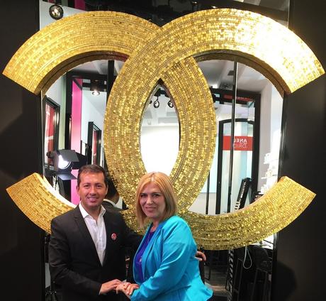 Posando con Miguel en el foto-call de lujo de la tienda Taller de maquillaje en la Pop Up Store de Chanel