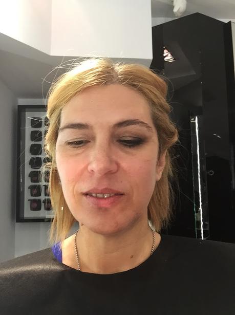 Con un ojo maquillado y otro no para que veáis la diferencia :) Taller de maquillaje en la Pop Up Store de Chanel