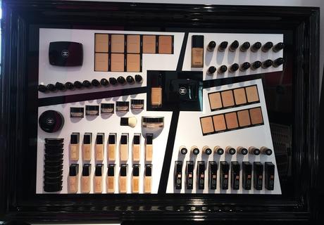 Antes este local albergaba una galería de arte y por eso los productos se presentan enmarcados Taller de maquillaje en la Pop Up Store de Chanel