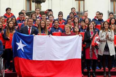 Bachelet despidió a La Roja que va a Toronto 2015 Bachelet despidió a La Roja que va a Toronto 2015
