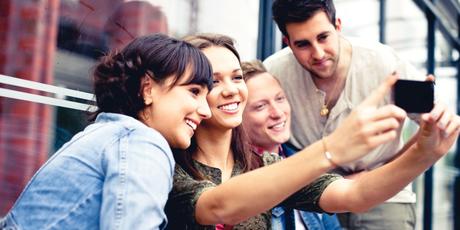 MTP recomienda: 4 Gadgets para Tomar un Selfie Extraordinario amigos selfie