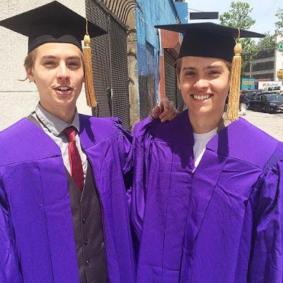 Dylan y Cole Sprouse se graduaron cambiando el lugar, en NYU Dylan y Cole Sprouse se graduaron cambiando el lugar, en NYU