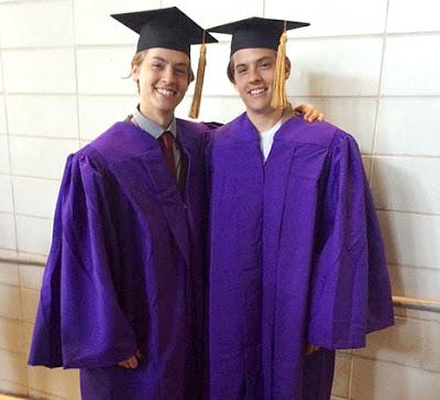 Dylan y Cole Sprouse se graduaron cambiando el lugar, en NYU Dylan y Cole Sprouse se graduaron cambiando el lugar, en NYU