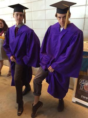Dylan y Cole Sprouse se graduaron cambiando el lugar, en NYU Dylan y Cole Sprouse se graduaron cambiando el lugar, en NYU